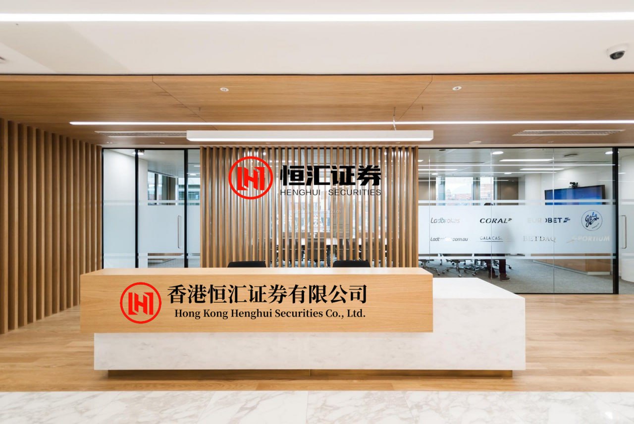 盈配资 1962年，空军司令刘亚楼缴获了一把美式伞刀，不料把玩时被锋利的弹簧